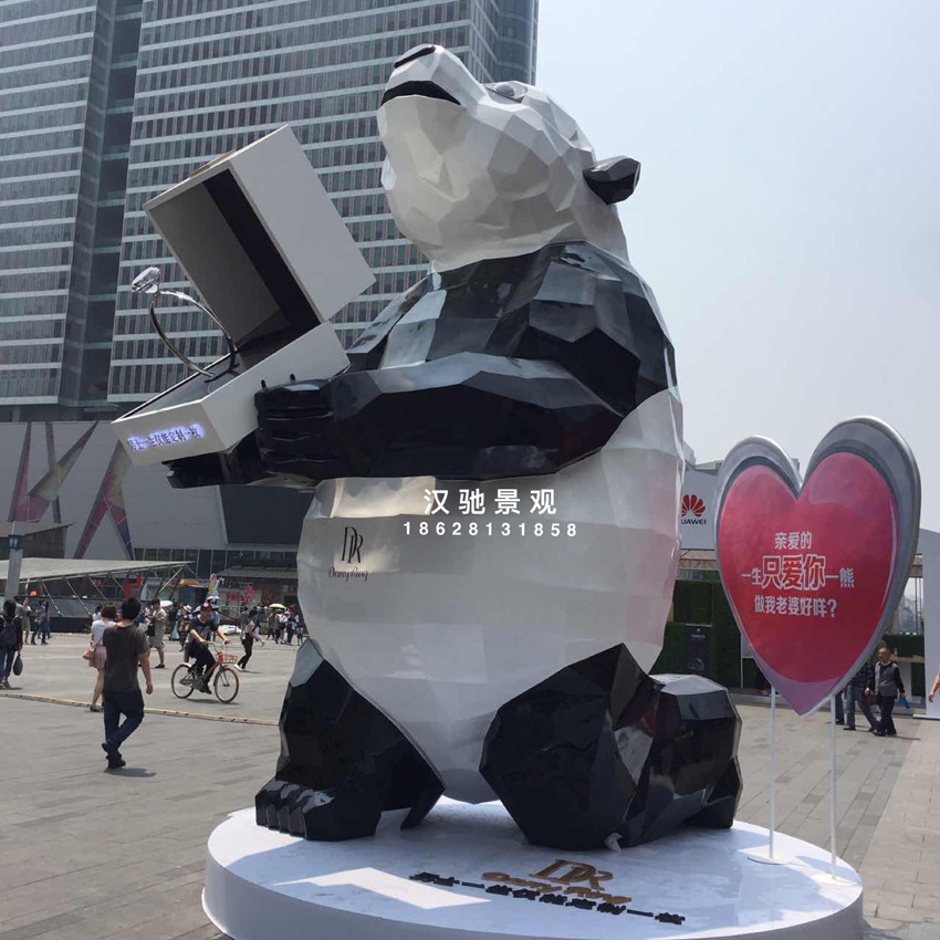 厂家定做超大求婚熊猫雕塑 成都春熙路IFS广场