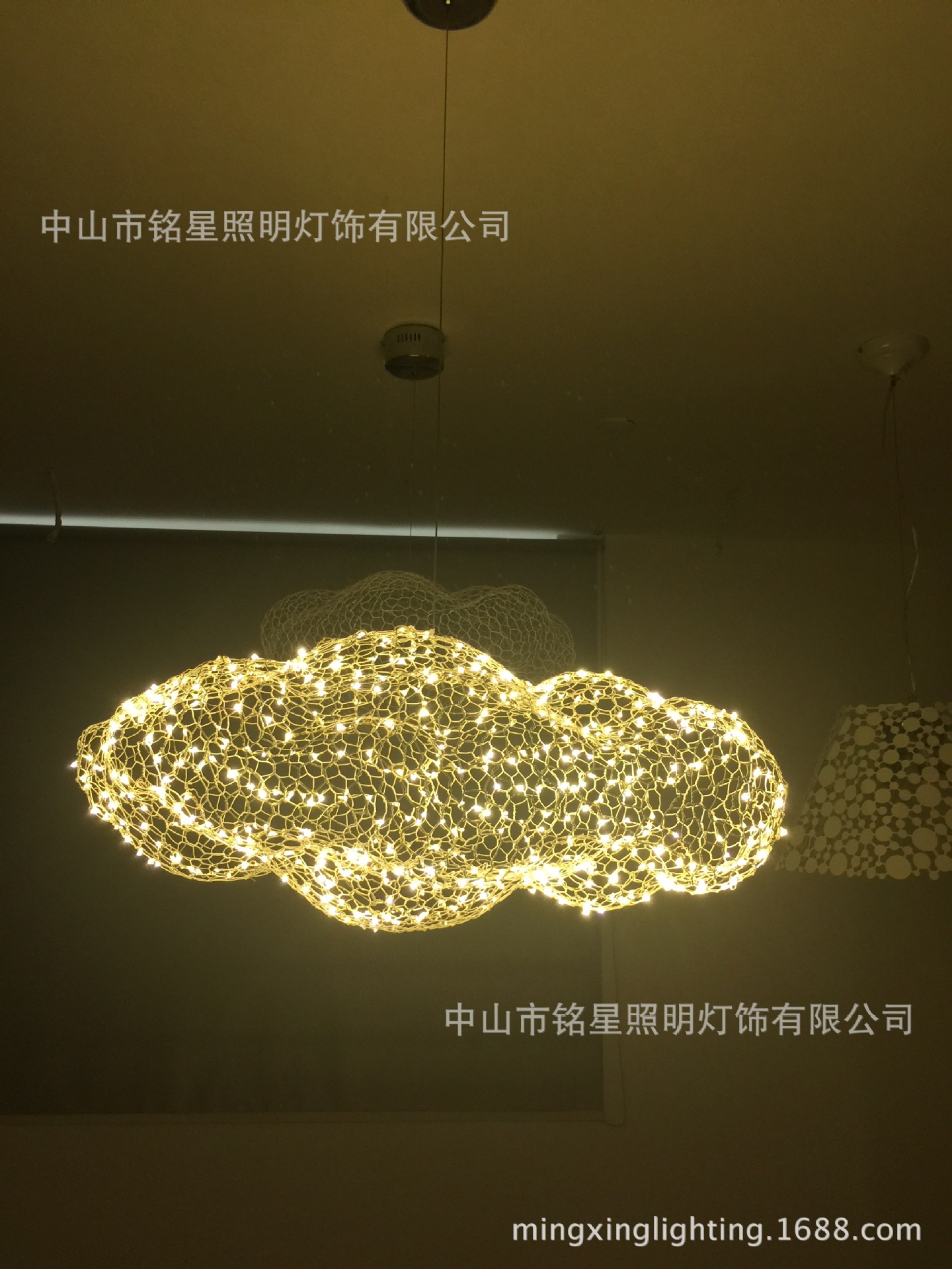 手工编织铁丝网云朵灯商场天井美陈设计天花板吊顶云朵造型星星灯示例图17