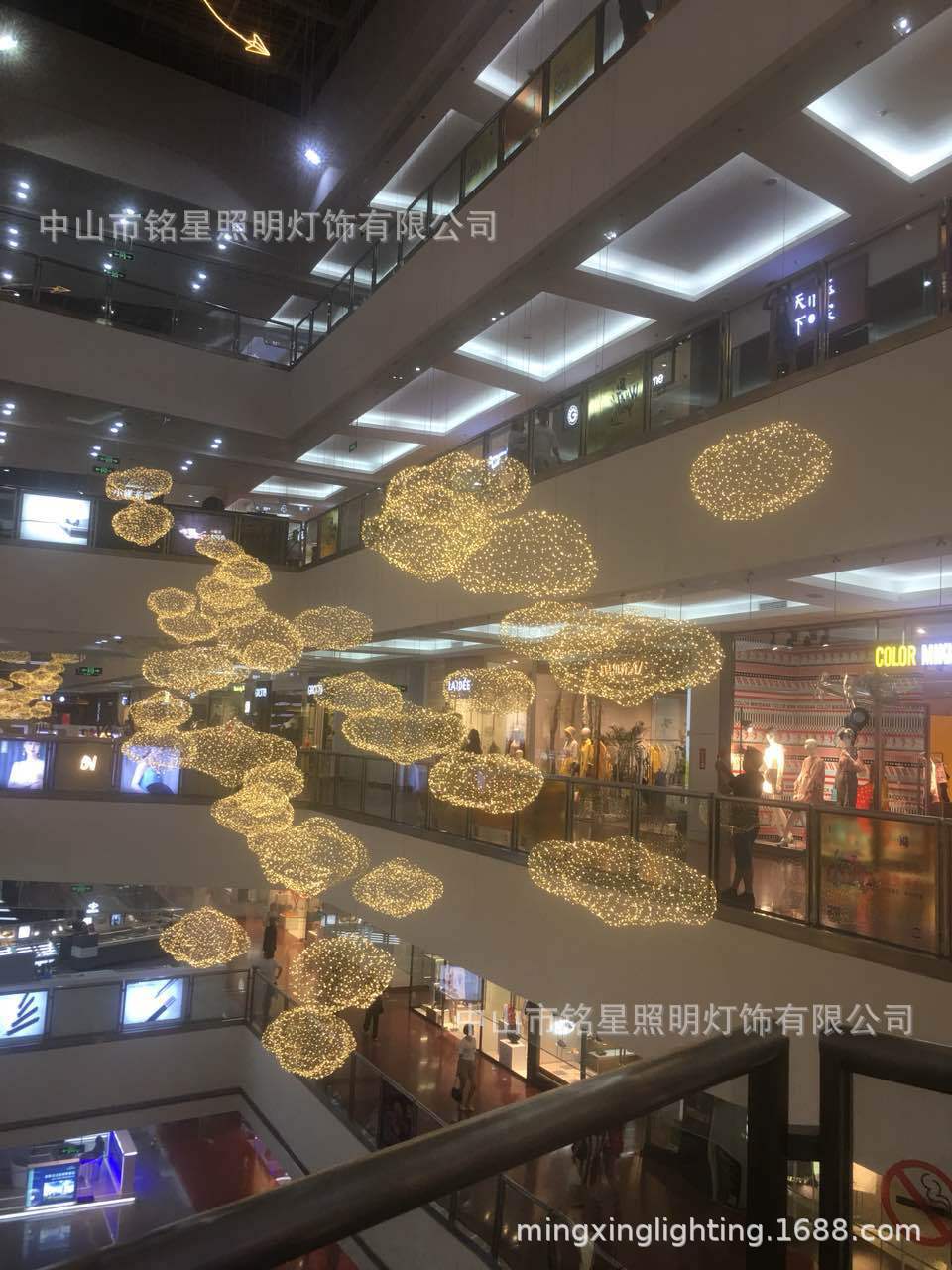 大型商场中庭设计铁丝网LED云朵雕塑商业美陈铁艺云朵灯中厅吊饰示例图10