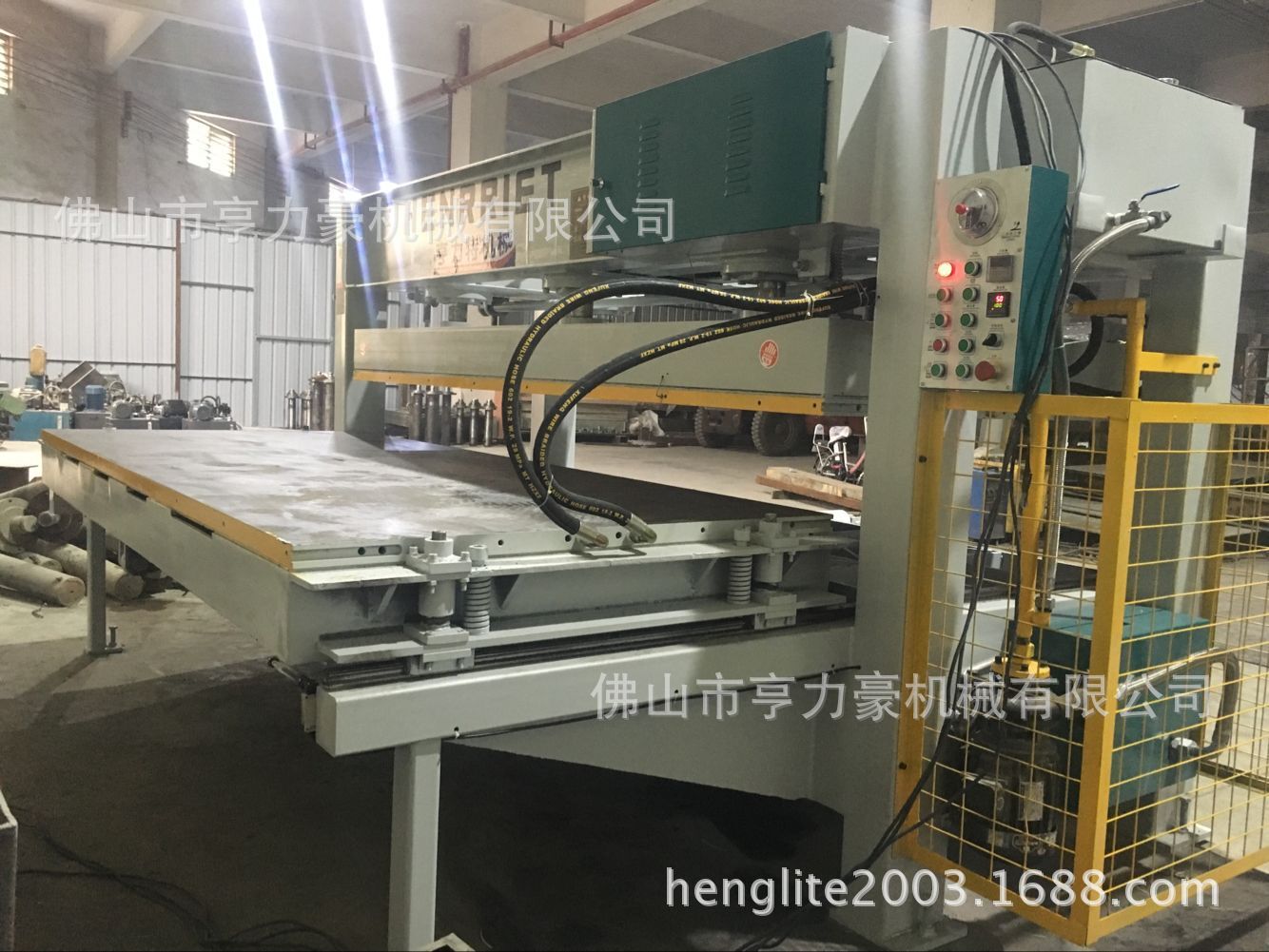 自动进出料侧面