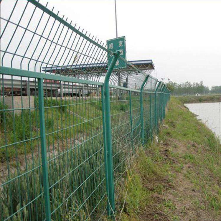 高速公路两侧铁丝围网   PVC浸塑铁丝护栏网  宁德市公路铁丝网示例图5