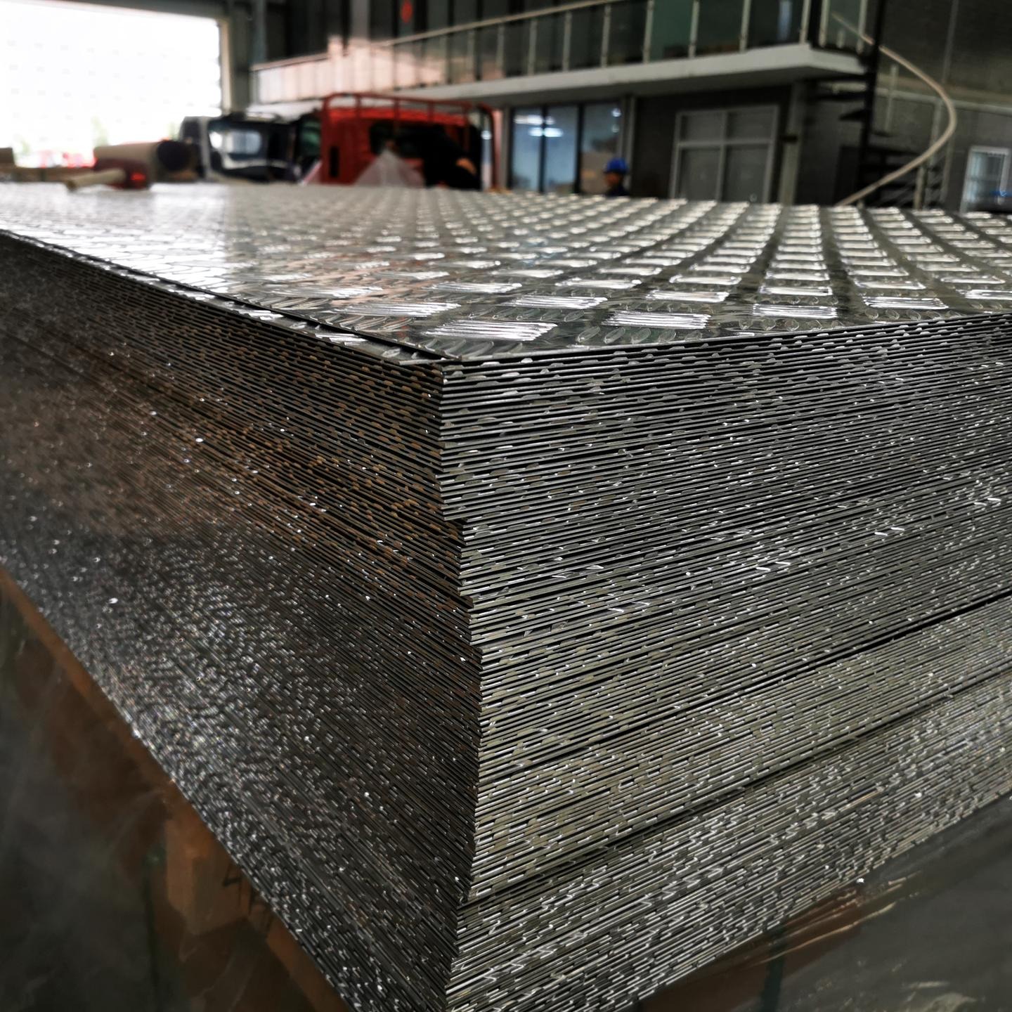 上海睿衡厂家供应1060五条筋花纹铝板。可剪板折弯可定制。