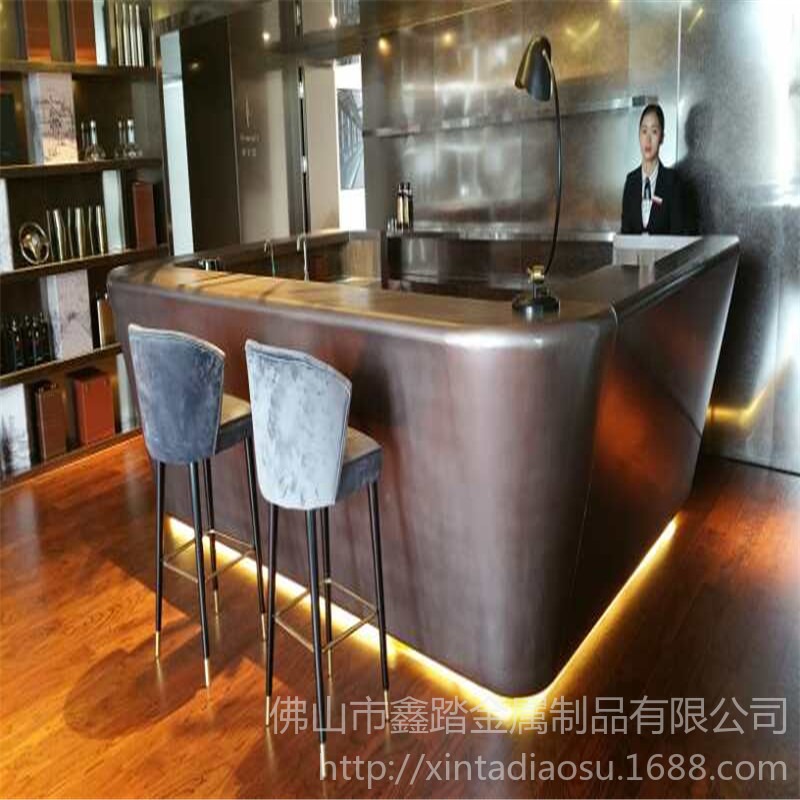 深圳酒店 仿古铜不锈钢接待台雕塑安装实物效果图