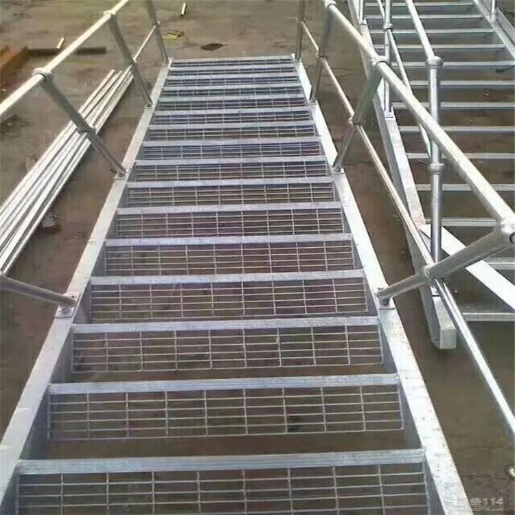 鼎佳-现货供应 平台踏步钢格板价格 T1楼梯踏步板 楼梯钢格栅板G357/40/100 双面拉焊 结实牢固 国标质量