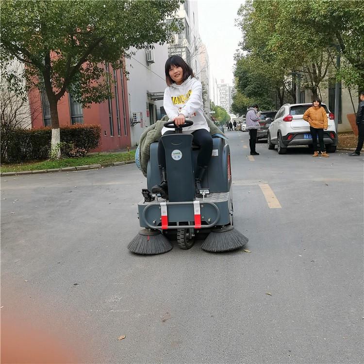 体育场电动扫地机 小型驾驶式道路清扫车 长淮S1300图片