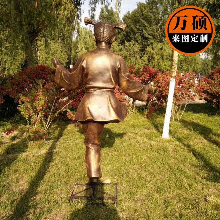 玻璃钢仿铜人物雕塑 儿童小姑娘踢毽子雕塑 公园装饰小品摆件示例图4