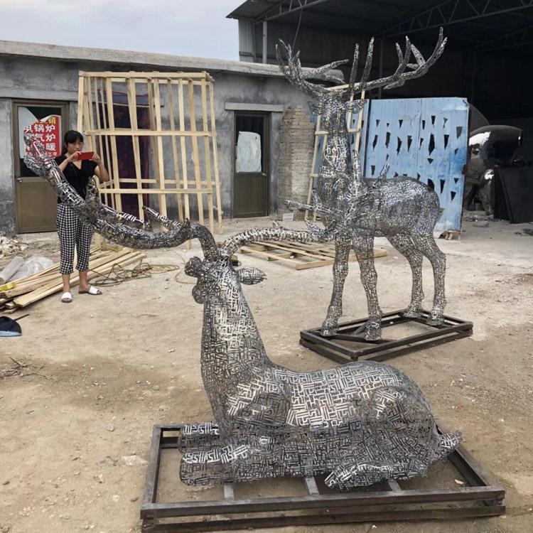 佰盛 定做不锈钢镂空鹿雕塑厂家 字母拼接镂空鹿不锈钢雕塑模型图片