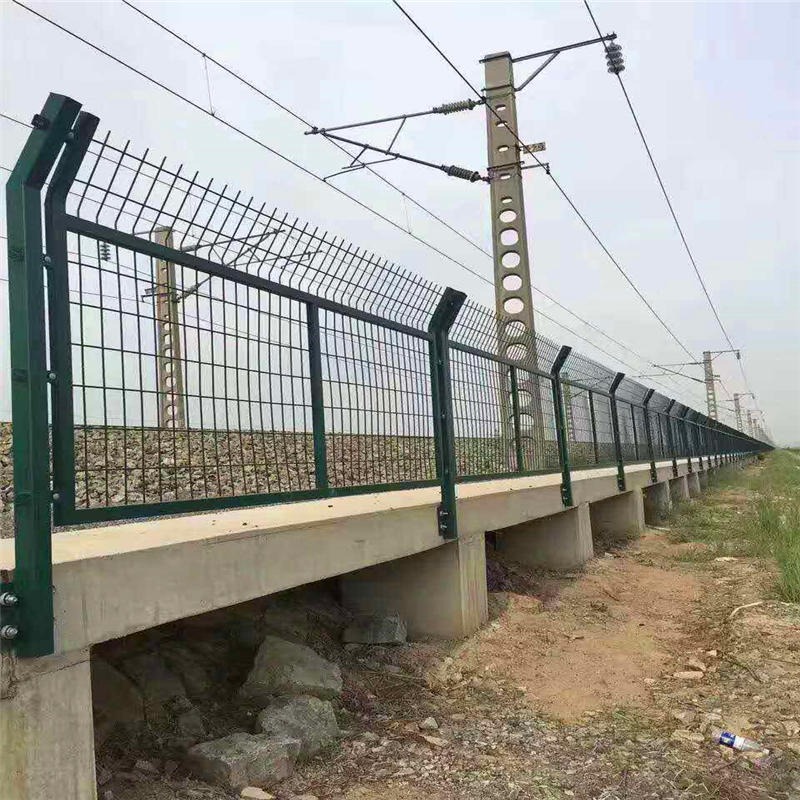 铁路防护围栏生产厂家铁路两边安全防护围网铁路防护栅栏隔离护栏峰尚安护栏