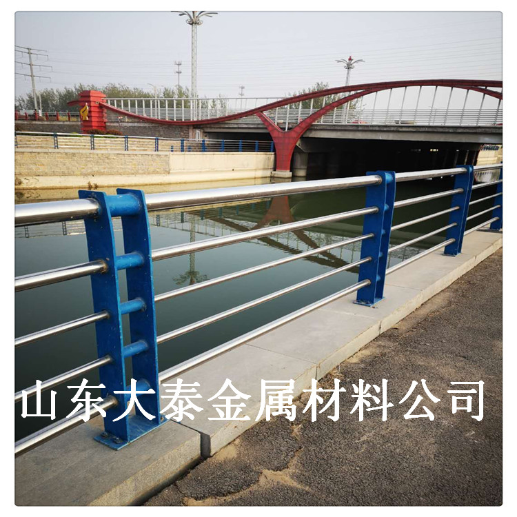 河道防撞栏杆价格 木纹转印景观河道栏杆 北京304复合管河道护栏