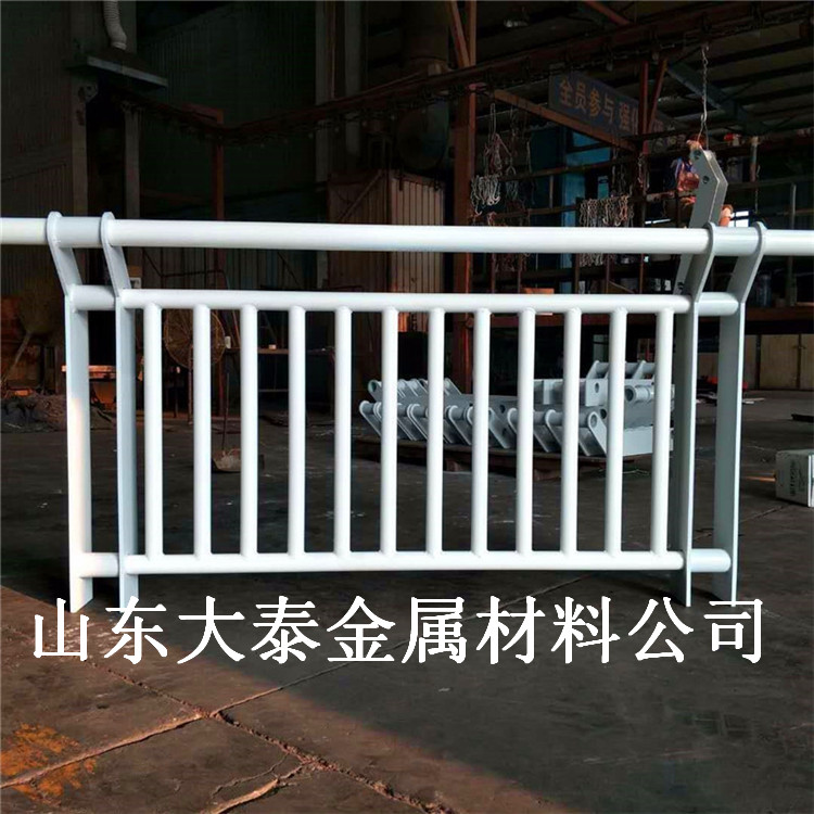 304不锈钢复合管护栏 内蒙古桥梁护栏钢板立柱 河道防撞栏杆价格