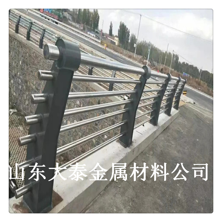 不锈钢桥梁防护栏杆 内蒙古快速路防撞护栏 桥梁护栏价格