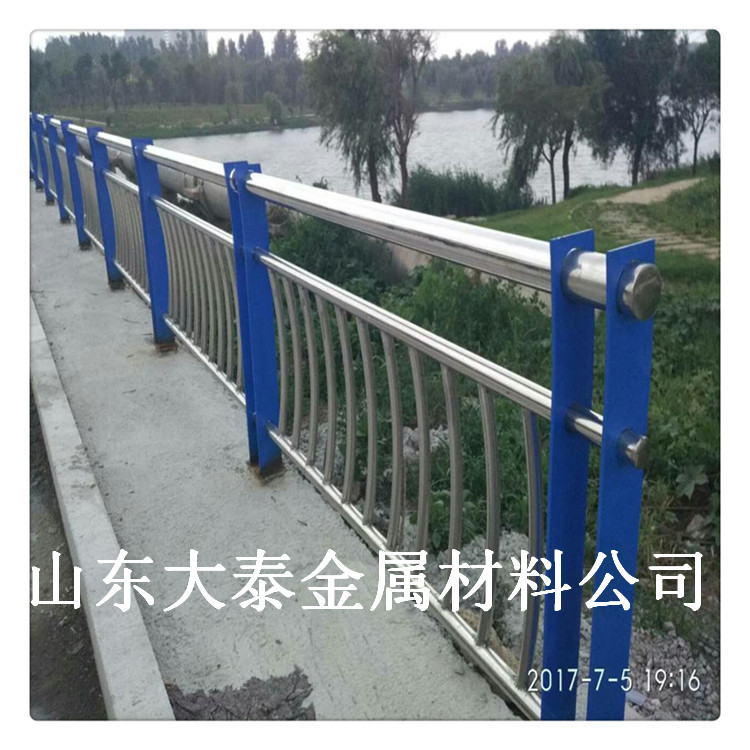 道路桥梁防撞护栏 江苏桥梁护栏钢板立柱 防撞护栏加工厂