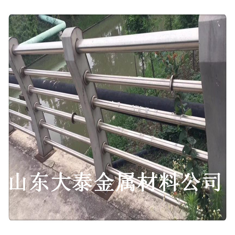 河道防撞栏杆价格 不锈钢桥梁防护栏杆 山东防撞镀锌管桥梁护栏