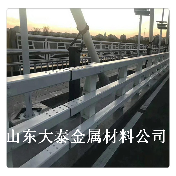 钢板防撞立柱 木纹转印景观河道栏杆 天津桥梁防撞护栏立柱