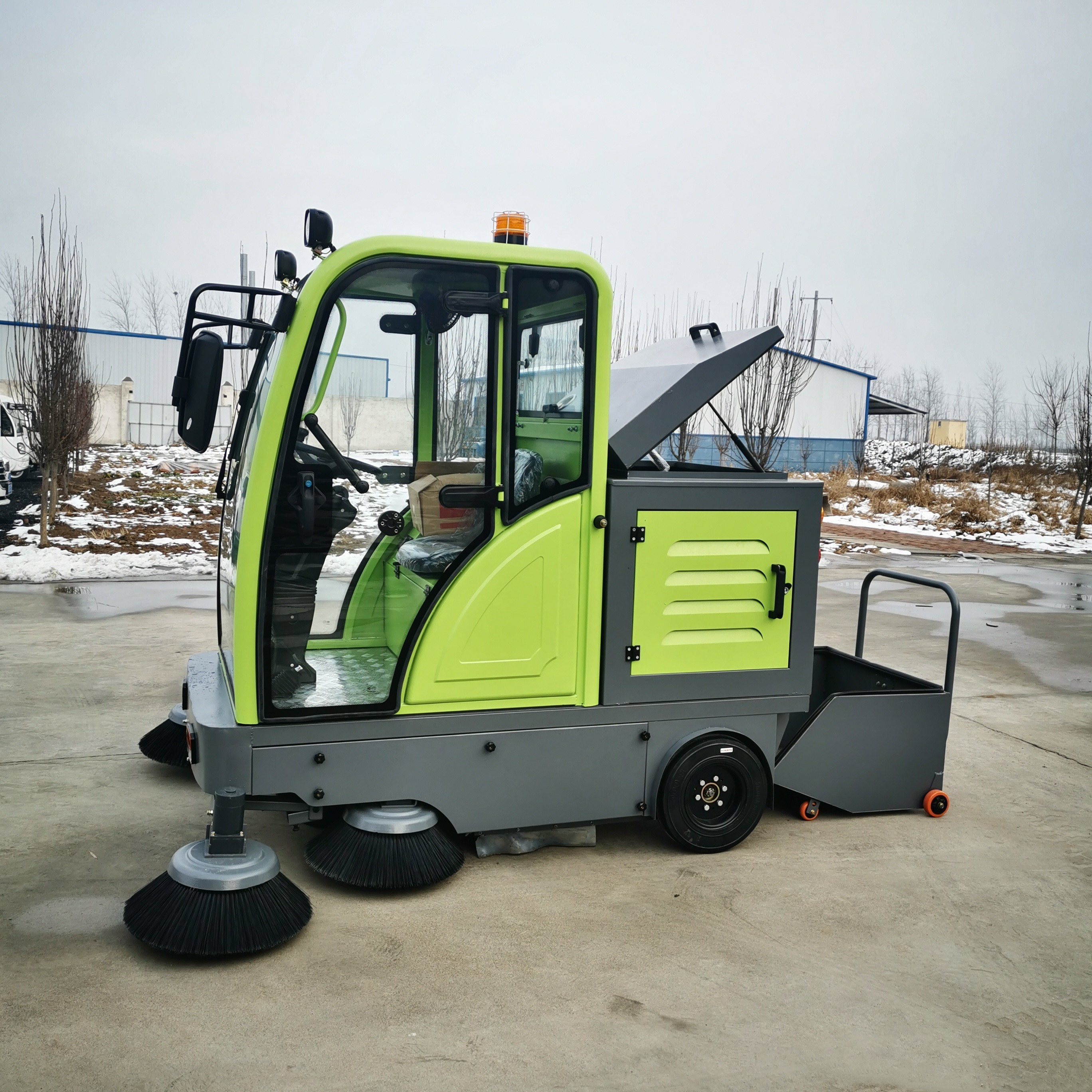 新款座驾式电动扫路车 电动驾驶式扫地机 宏园 生产电动新能源扫路车