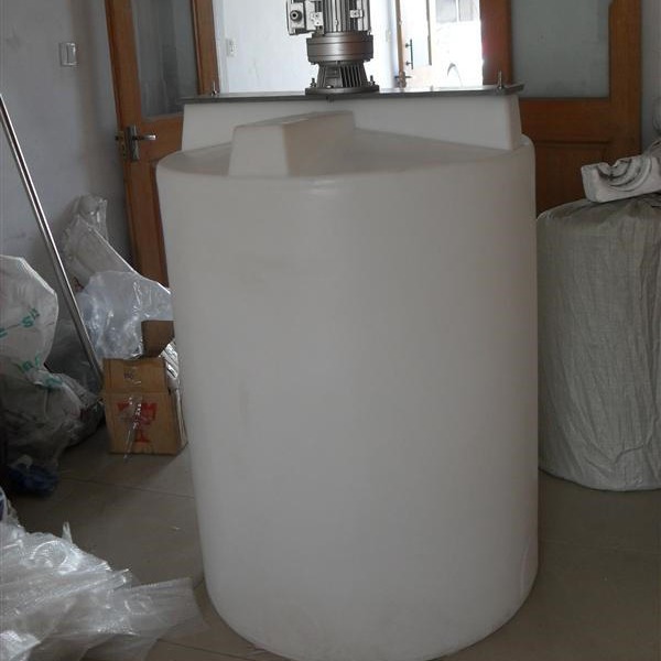 常德循环水搅拌溶药桶具体区别 1吨防腐剂计量箱带加药泵图片