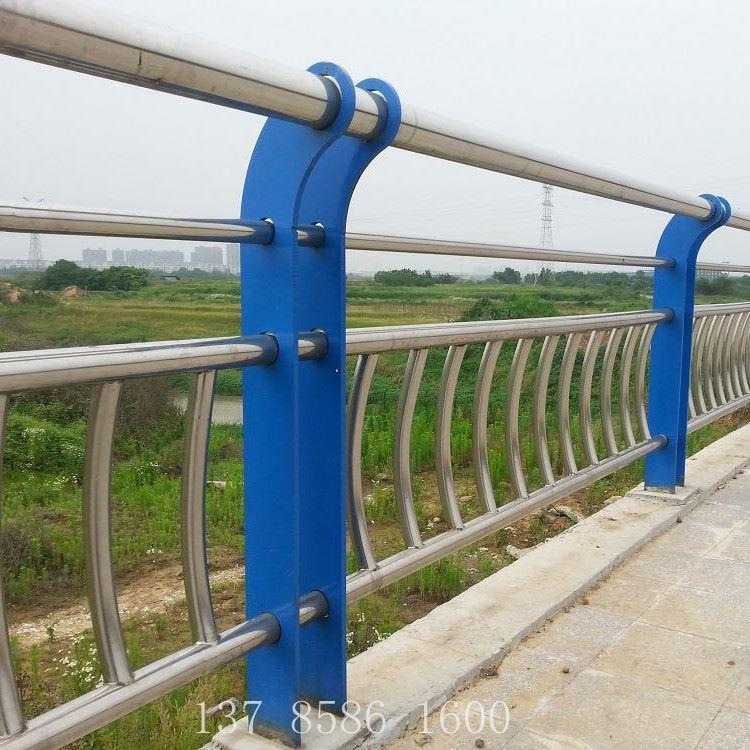 不锈钢碳素管桥梁护栏厂家 桥梁护栏价格 桥梁护栏报价 河道护栏图片