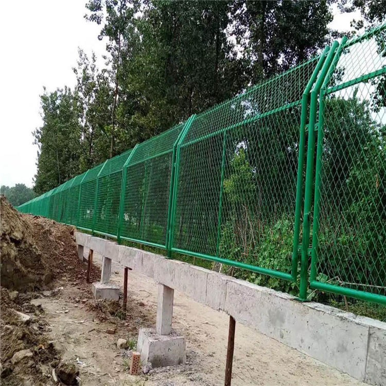 安平百瑞供应河道围栏网 河道治理隔离栅 绿色护栏网厂家