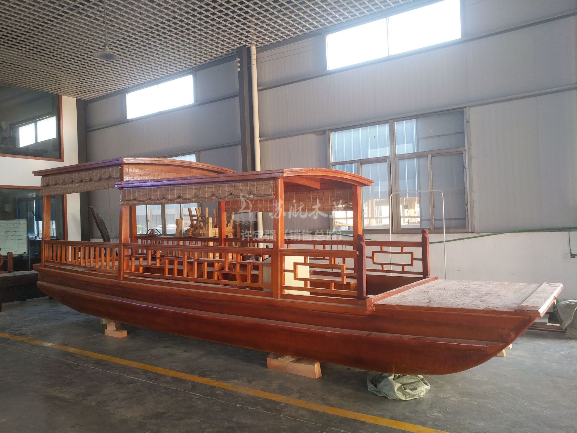 苏航厂家供应6米仿古高低篷手划船景区水上旅游木船电动观光船示例图6