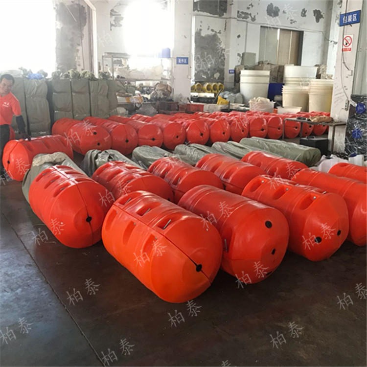 柏泰滚塑浮体生产厂家供应各种规格水电站拦截网浮筒拦污浮漂