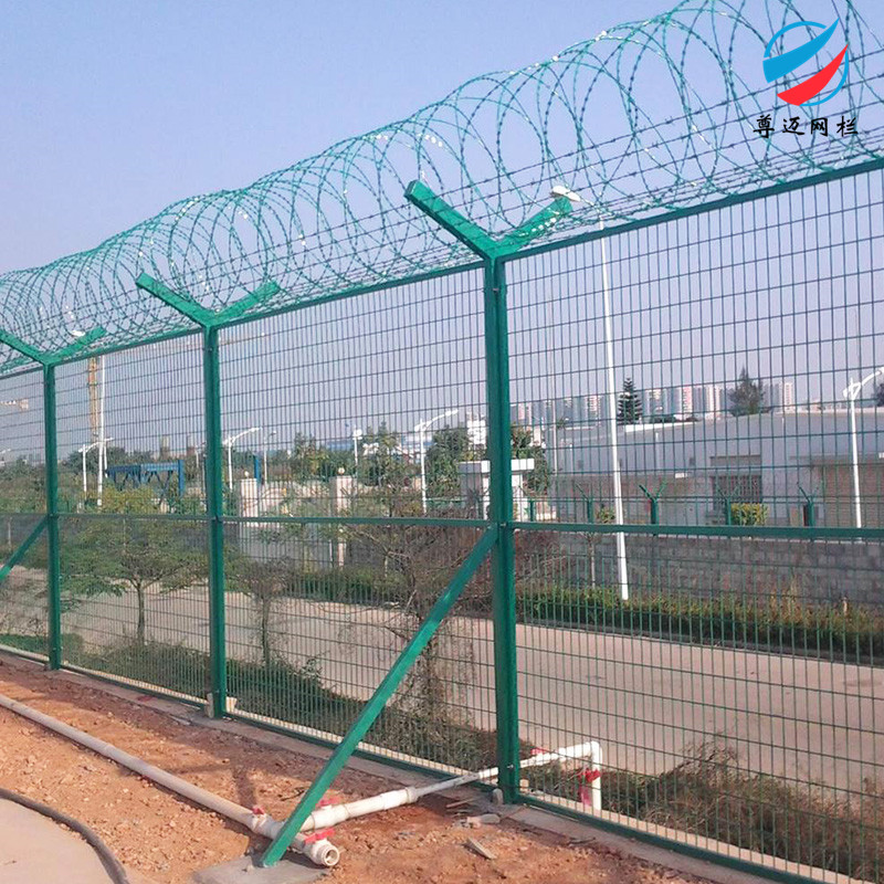内蒙古机场护栏网 尊迈机场专用防护网 监狱防攀护栏网 三角折弯护栏厂家