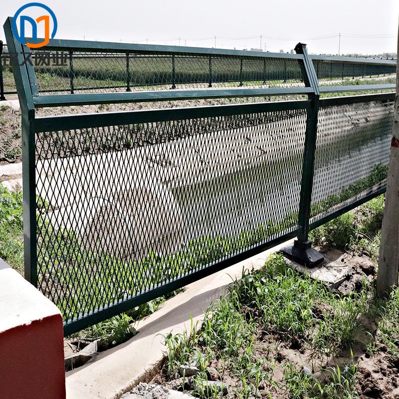 铭久钢板网护栏 浸塑钢板网护栏 公路护栏网 港口铁路菱形围栏 可定制