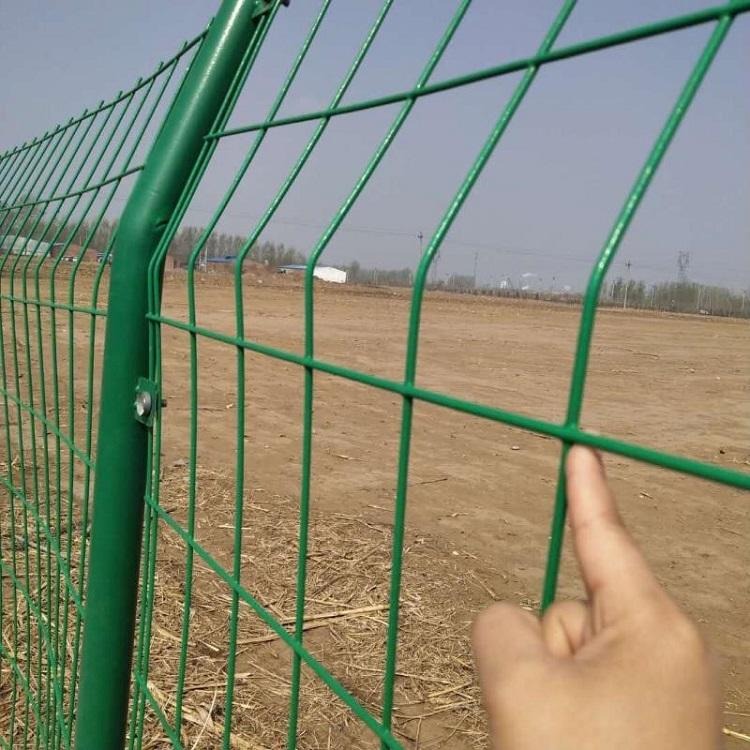 钢丝网围蔽_绿色钢丝网围界_德兰山地安全防护围栏网定制图片