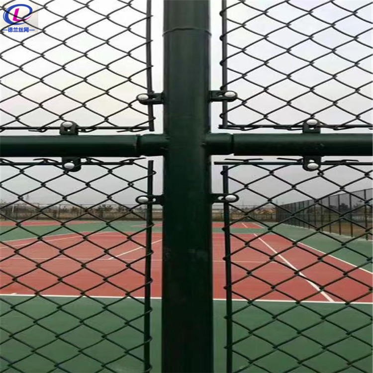 厂家供应 球场围栏 抱卡式篮球场围栏网 操场球场勾花护栏 德兰生产安装