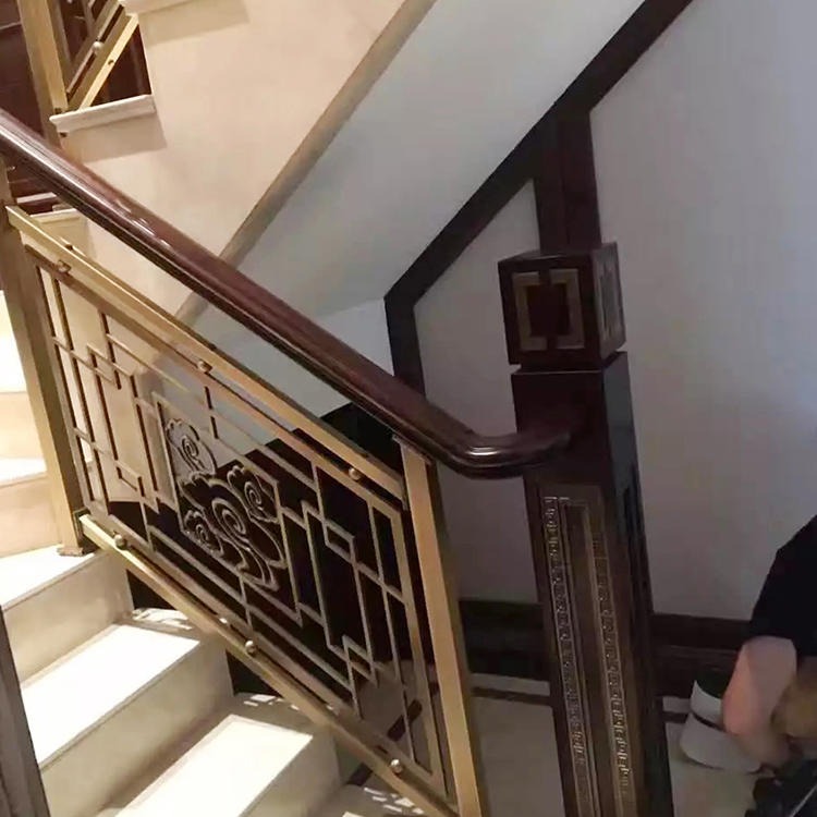 汩罗别墅铜楼梯 安装效果动感迷人图片