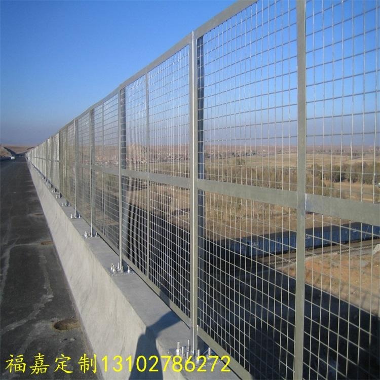 公路钢板网护栏 公路菱形孔护栏网 公路角钢护栏网