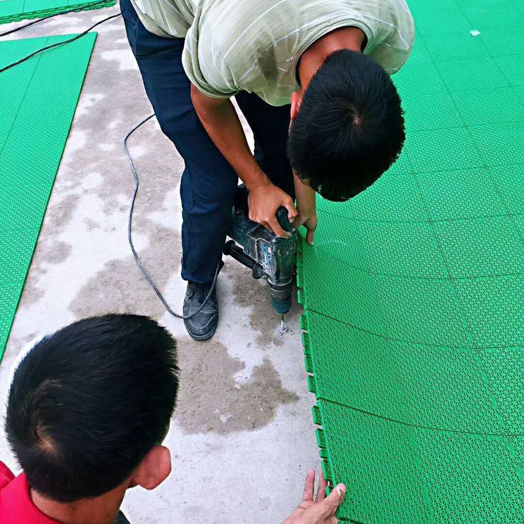 悬浮式拼装地板 塑料悬浮地板   户外运动塑料地板 幼儿园悬浮地板 耐磨 成都迅展体育图片