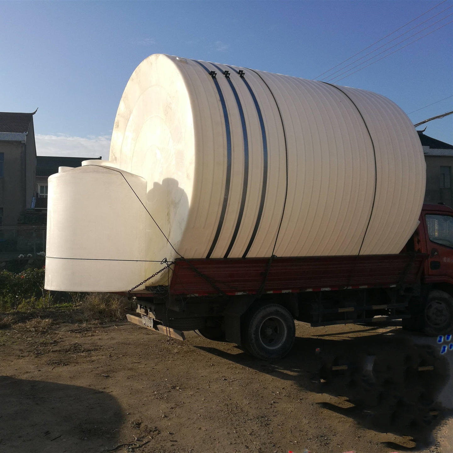 临汾10吨塑料水箱 化工助剂贮存罐 园林灌溉水箱 碱液储罐厂家直销图片