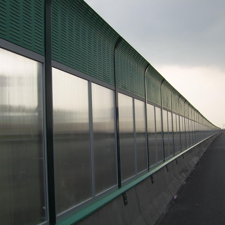 微孔板透明隔声、玻璃钢、高铁、铁路、城际铁路、城市轻轨周边声屏障、隔音墙、吸声屏障、消声百叶窗加工厂家 茂群丝网图片