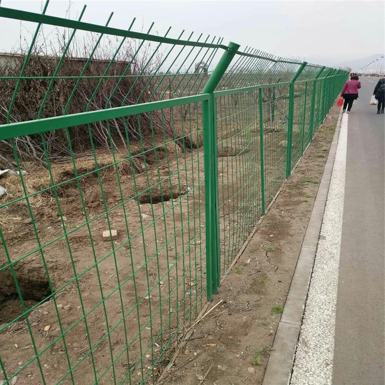 绿色高速公路护栏网 高速公路护栏网 德兰高速公路防护网护栏厂家图片