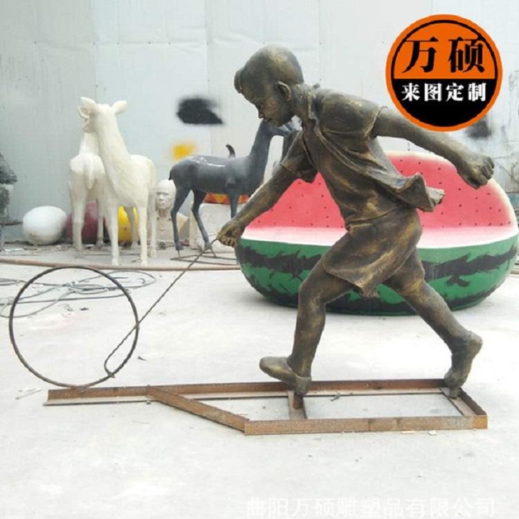 万硕 玻璃钢复古仿铜雕塑现代人物小孩玩耍铁环童趣步行街商业街雕塑