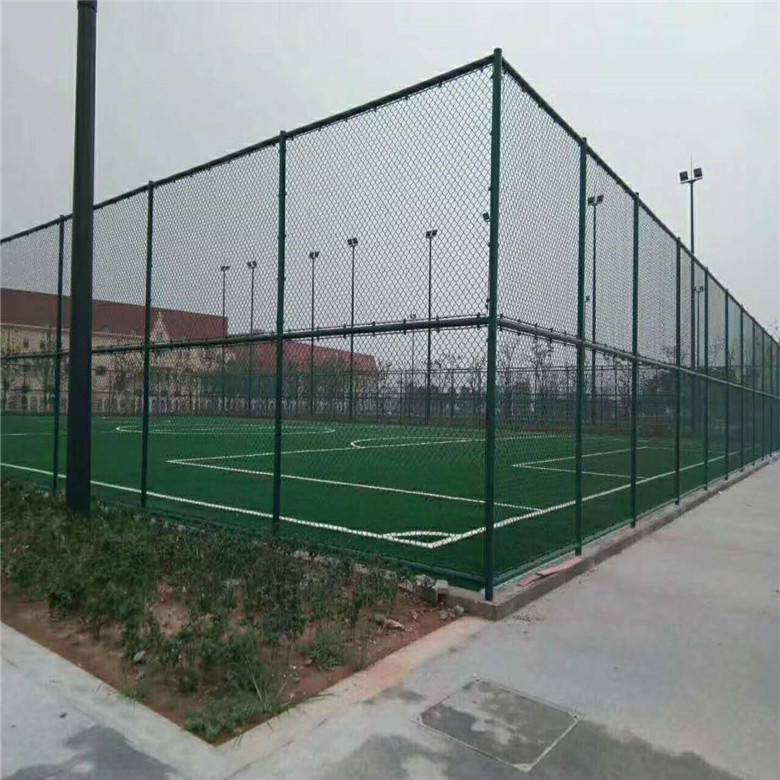 绿色球场护栏网 浸塑勾花围栏网 篮球场围网 德兰厂家供应