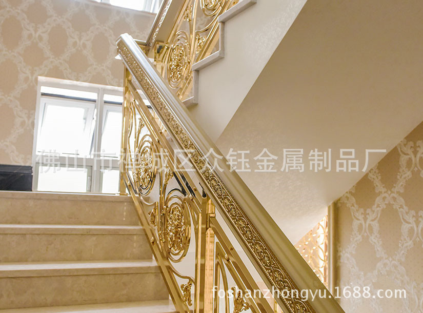 众钰 酒店别墅铝艺护栏 铝板雕刻护栏镀金色更精致楼梯上的风景线示例图7