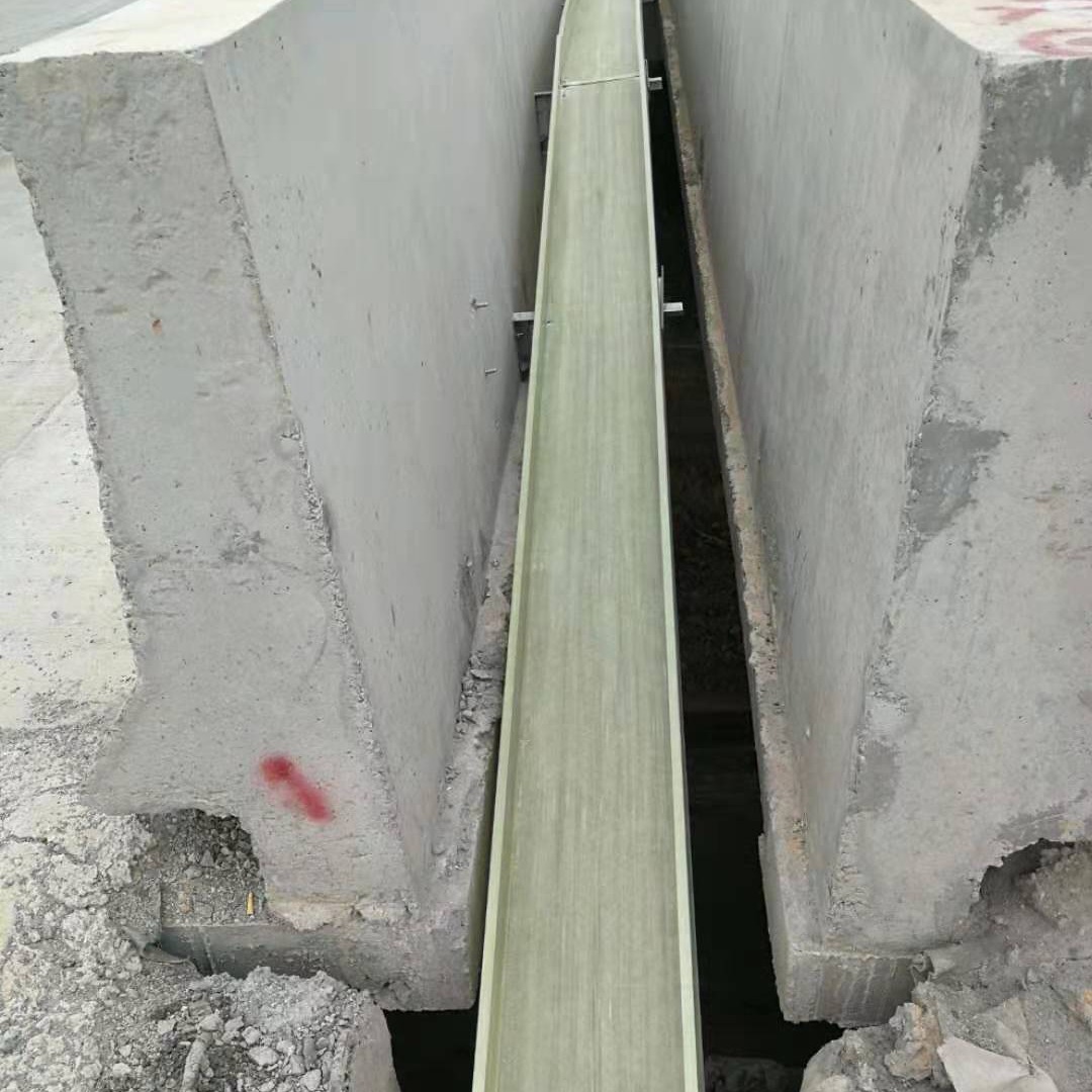 辽宁工厂制造聚氨酯电线槽 新品聚氨酯复合桥架 高速路用电力横担产品