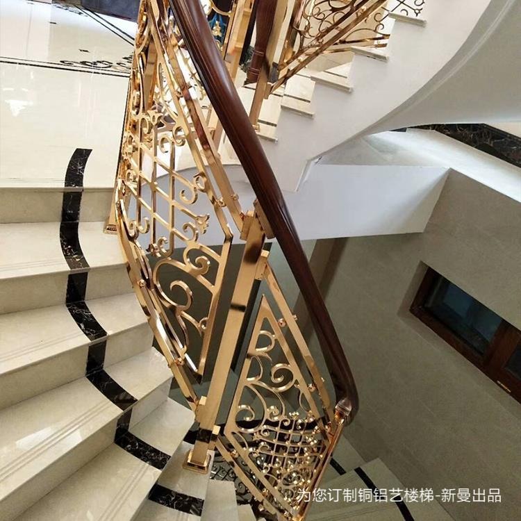 武夷山欧美别墅风格铝艺楼梯护栏金色大厅旋转楼梯图片