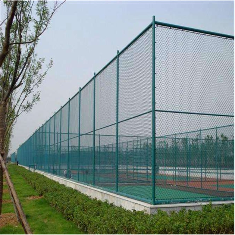 德兰操场球场围栏 绿色包塑钢丝篮球场围栏 学校球场勾花护栏网
