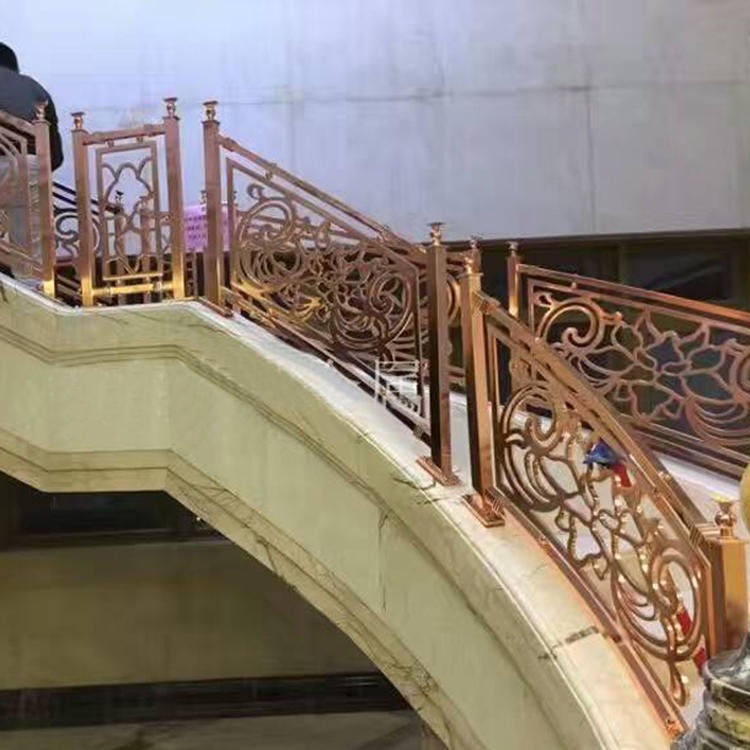 广州别墅楼梯新款式  梯身描绘的牡丹一如你出妆