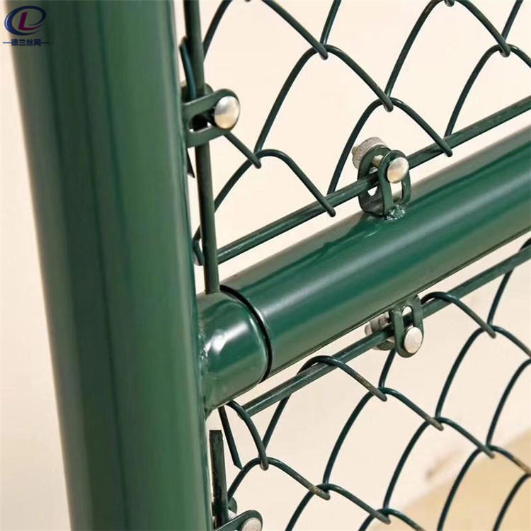 供应安装 球场护栏网 套筒式组装篮球场护栏网 德兰浸塑勾花球场围网