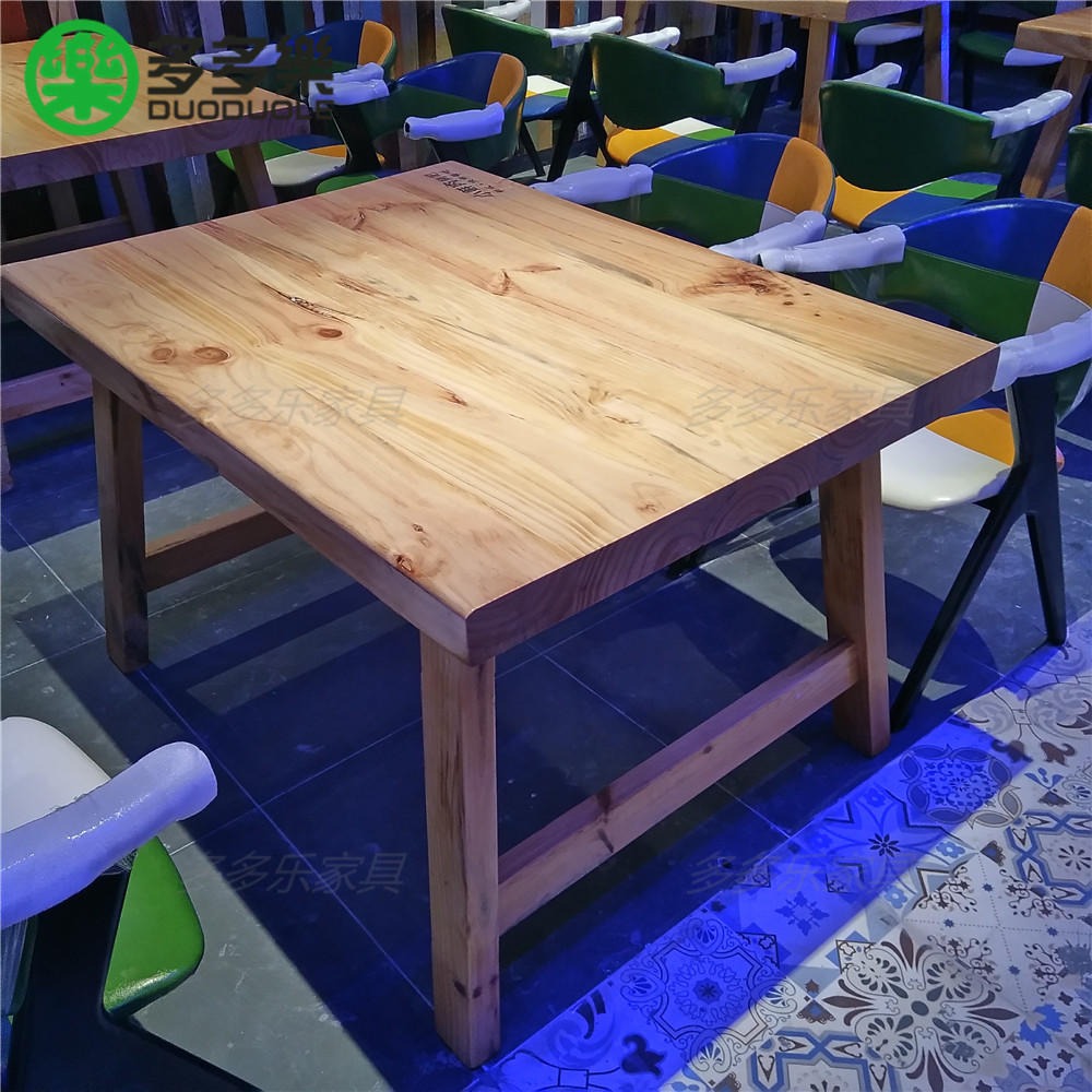 湛江木屋烧烤松木餐桌椅 实木餐桌 新西兰实木桌椅 同款木屋烧烤餐桌 自然边松木定制实木桌面