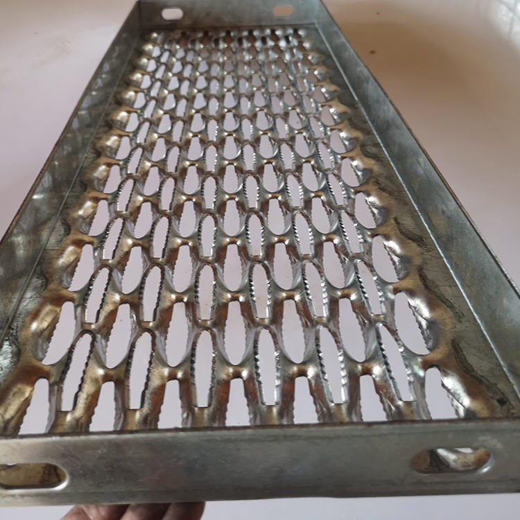 5074铝合金防滑踏板 洛阳食品厂用不锈钢鳄鱼嘴防滑板 鲨鱼嘴防滑脚踏板厂家