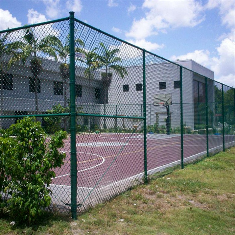 6米高足球场护栏网 组装式足球场护栏网 德兰浸塑勾花足球场护栏网