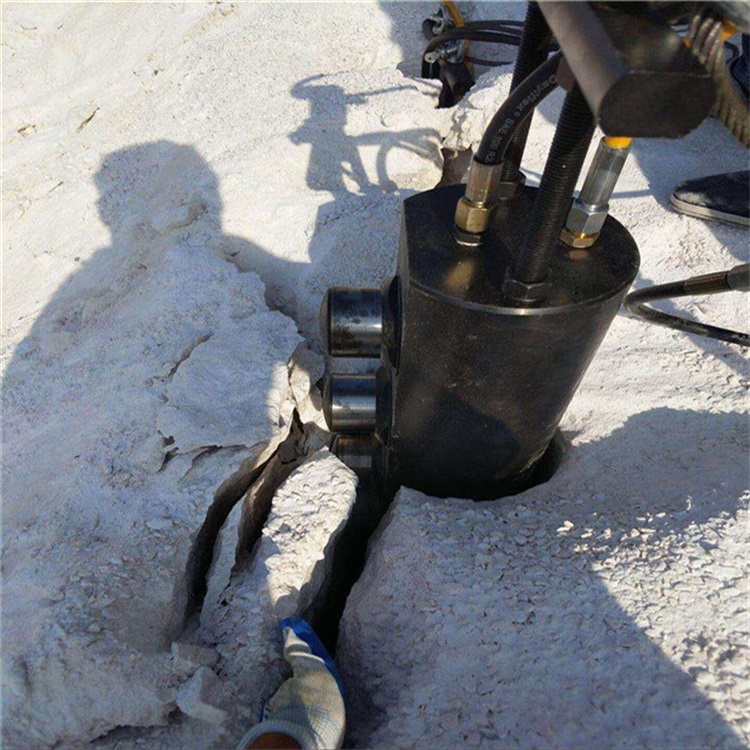 乌海硅石矿开挖遇到硬岩石开采石头设备劈裂棒现货速发愚公斧YGF-5000
