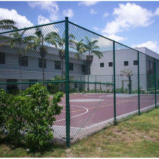 球场围网价格 球场护栏 专业生产场地围网 球场护栏围网 笼式足球场围网图片