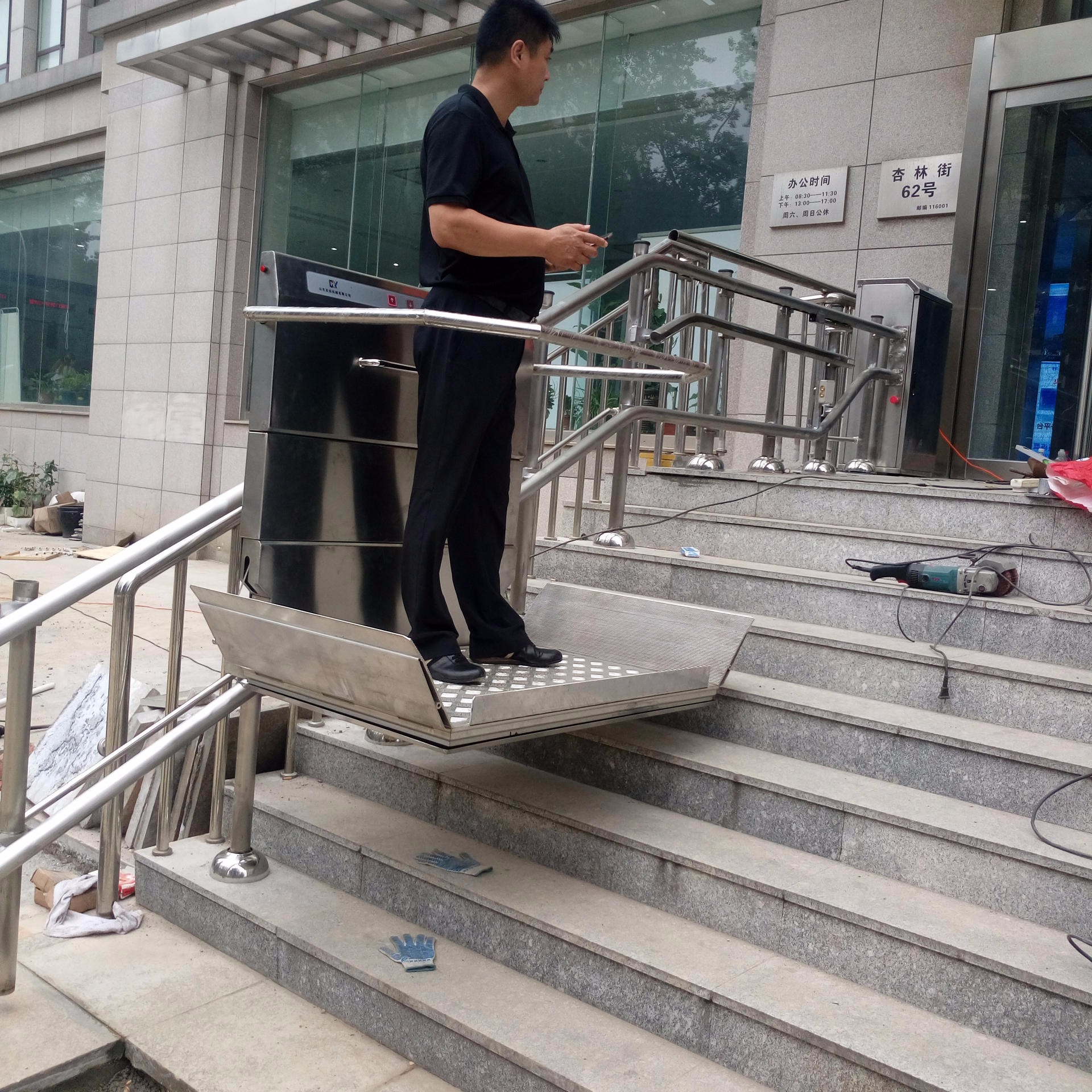 江西航空公司斜挂式无障碍平台 启运智能充电升降台 残疾人电梯定制厂家