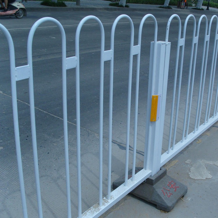 满星     施工道路护栏 不锈钢安全隔离人行道护栏  30公斤铸铁底座U型京式护栏