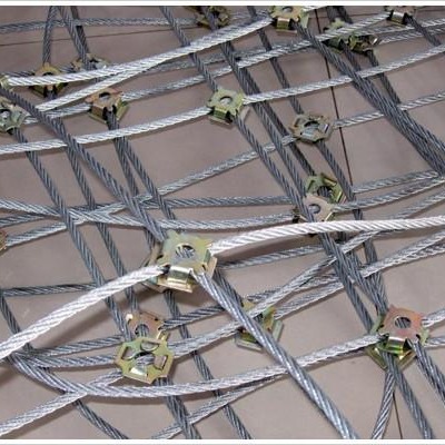 落石防护网,公路边坡防护网,钢丝绳网,高强度钢丝绳柔性网,菱形钢丝绳网,环形网,高强度钢丝格栅,堤坡防护网,茂群丝网